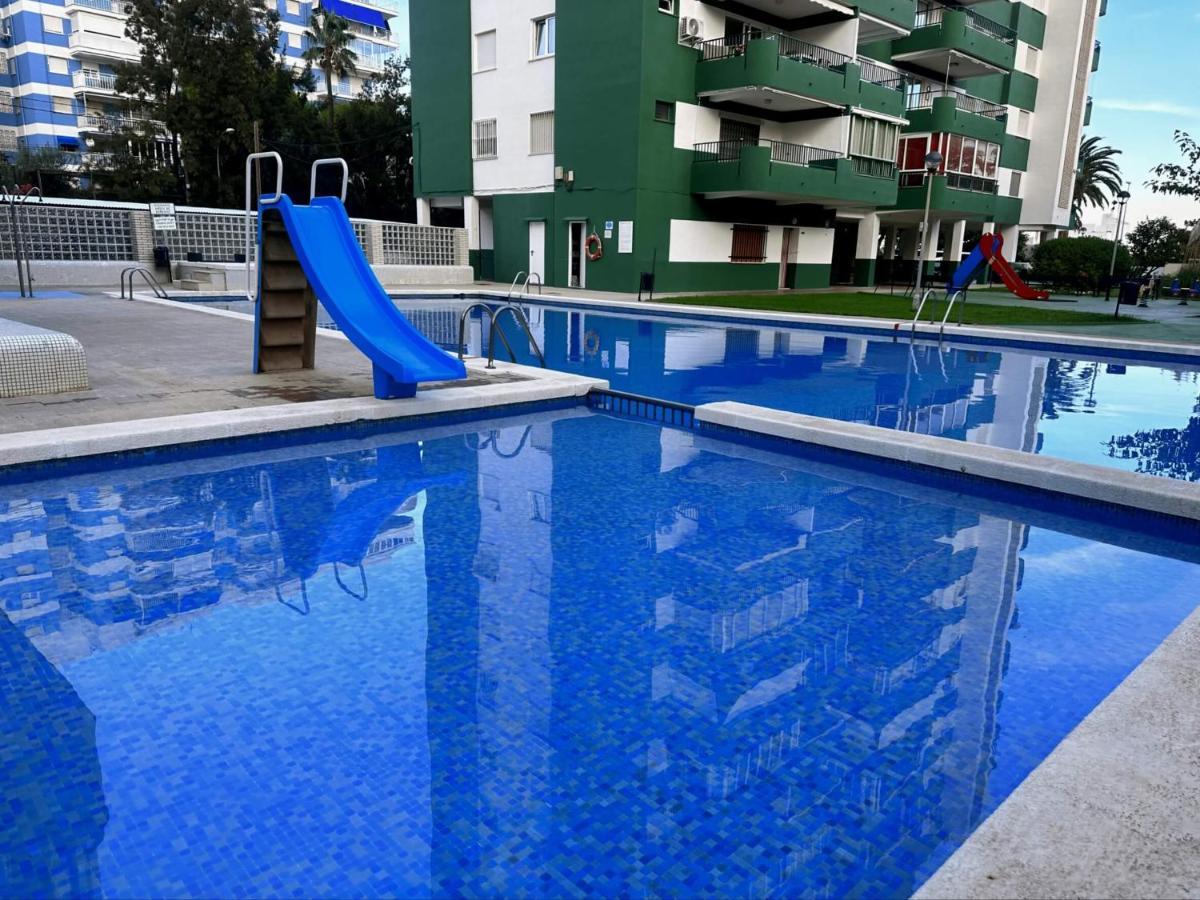 Piso A Pie De Playa Con Piscina Y Vistas Al Mar *